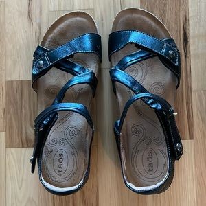 Täōs Black Sandals